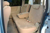 「PLAYFUL」テスト車のオプションは、キセノンヘッドランプ＝5万2500円／リモコンオートスライドドア（助手席側）＋スライドドアオートクロージャー（両側）＋インテリジェントキー＋エンジンイモビライザー＝15万7500円／カーウィングス対応TV/DVDナビゲーションシステム＋ステアリングスイッチ＋バックビューモニター＋サイドブラインドモニター＋ETCユニット＝32万2350円／プラズマクラスターイオンフルオートエアコン＋セカンドシート専用吹き出し口＋前席SRSカーテンエアバッグシステム＝6万8250円／16インチアルミホイール＆195/60R16タイヤ＝8万4000円／フロアカーペット＝2万9500円。