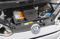 82ps／21.4kgm（60kW／210Nm）を発生するモーターがボンネット下に搭載されており、前輪を駆動する。0-100km/hは12.4秒で、最高速は130km/h。