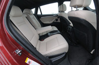 クーペを意識しつつも居住性に配慮したというリアシート。肘掛間のトランクスルーで長尺物が収納できる。