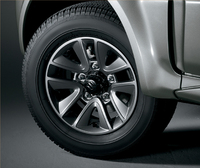 専用15インチアルミホイール（ガンメタリック塗装）