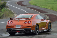 試乗車のボディーカラーは新色の「アルティメイトシャイニーオレンジ」。