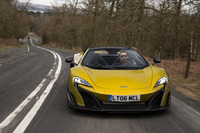 英国スコットランドのカントリーロードを行く。