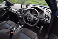 インストゥルメントパネルやドアパネルだけではなく、ピラーやルーフライニングまでブラックで統一されたインテリア。ステアリングホイールやシフトセレクターなど、各所に「RS」のロゴがあしらわれる。