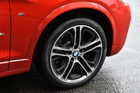 「X4 xDrive35i Mスポーツ」のタイヤサイズは、前が245/40R20（写真）で後ろが275/35R20。