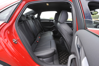 リアシートは膝周りの広さに不満はないが、肩から上がやや窮屈。