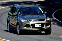 パワーステアリングは電動式。旋回時にイン側の前輪が空転しかかるとブレーキ制御でそれを防ぐトルクベクタリング・コントロールも備わる。