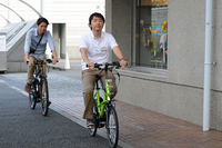 「PASシリーズ」の商品企画を担当した井出さん（写真中央）と代官山をポタリング試乗。