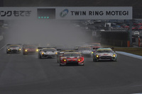 No.31 TOYOTA PRIUS apr GT（嵯峨宏紀／中山雄一組）を先頭に、GT300クラスがスタート。