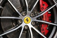 「F12tdf」には「ラ フェラーリ」のノウハウを取り入れたワンピース構造の新型ブレーキキャリパーを採用。制動距離は100-0km/hが30.5m、200-0km/hが121mとなっている。