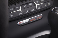 センタークラスターの下部に備えられた「Z06」のプレート。最高出力と最大トルクを表す「650HORSEPOWER／650LBS FT TORQUE」の文字が書かれている。