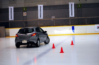 アンダーステアが発生して思うように曲がれない、氷上の夏タイヤ装着車。