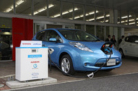 「LEAF to Home」を構成する「リーフ」と「EVパワーステーション」。なお、すでに使用中のリーフをLEAF to Homeに対応させる場合には、ディーラーでプログラムの書き換えが必要という。