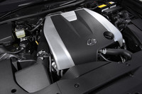 3.5リッターV6エンジンは318psと38.7kgmを発生する。トランスミッションは6段AT。