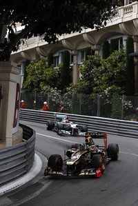 いつ降るかわからない雨に翻弄（ほんろう）されたのが、優勝候補にも名前があがったロータスのキミ・ライコネン（写真前）。7位走行中に雨を待ち、パフォーマンスを失ったタイヤで周回を続けるがズルズルと後退。一時はポイント圏外に転げ落ちたが、最後は9位でチェッカードフラッグを受けた。（Photo=Lotus）