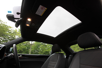 電動パノラマスライディングサンルーフ（チルト機能付き）が標準で装備される。