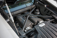 ミドシップ搭載される自然吸気の5.2リッターV10エンジン。最高出力は580ps、最大トルクは55.1kgmで、1000rpmの低回転域から最大トルクの75％を発生する。