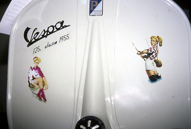「ヴェスパ」に貼られた美人画ステッカー。