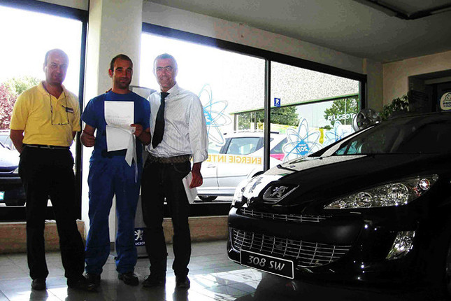 プジョー販売店のニコラ氏(右)とスタッフ。