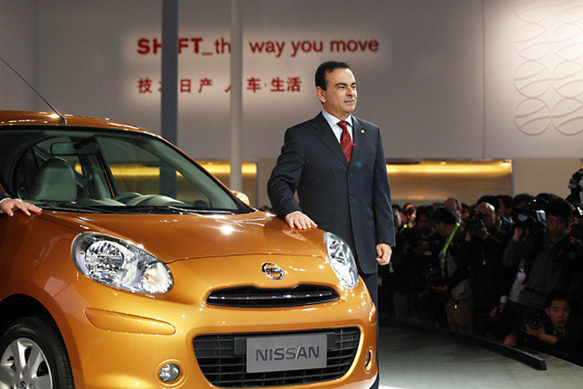 新型「マーチ」を発表する、日産のカルロス・ゴーンCEO。