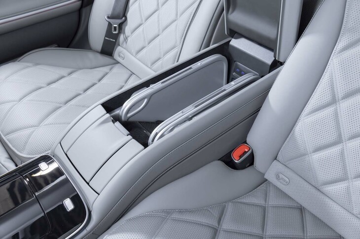 テーブルはコンソールボックスにスマートに収納される。