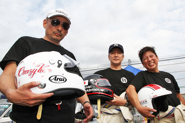 決勝を終えた、V50狂剣SAMMY RACINGのドライバー。