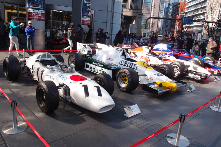 会場となったHondaウエルカムプラザ青山の前には、ホンダのパワーユニットを搭載する過去のF1マシンが4台並べられた。写真左から「ホンダRA272」（1965年）、「ウィリアムズ・ホンダFW09」（1984年）、「ホンダRA106」（2006年）、「レッドブル・トロロッソ・ホンダSTR13」（2018年）。