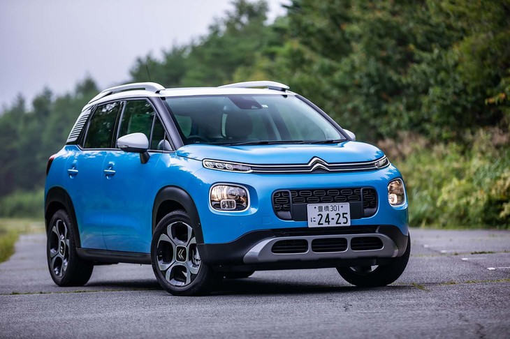 2019年7月に導入されたシトロエンのBセグメントニューモデル「C3エアクロスSUV」。同年5月に発売された「C5エアクロスSUV」に続くシトロエンSUVの第2弾という位置づけだ。SUVを名乗るが、C5エアクロスSUVと同様に駆動方式はFFのみとなる。