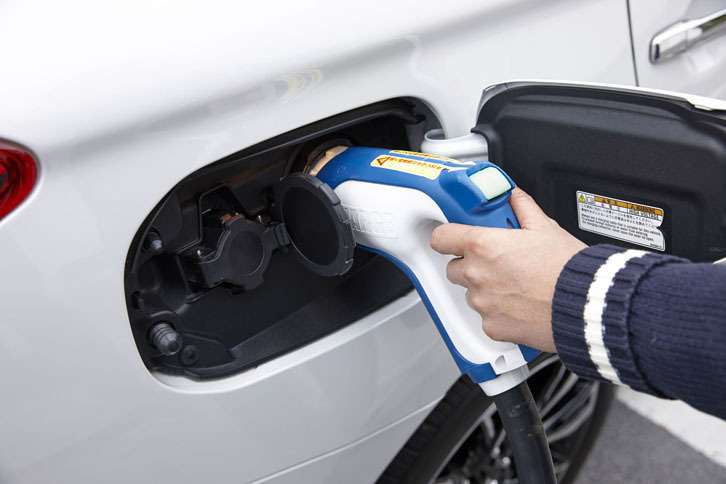 出力20kWの急速充電機を利用した場合、約30分で80％の充電が可能となる。AC200V/15Aの普通充電では、約4時間で満充電となる。