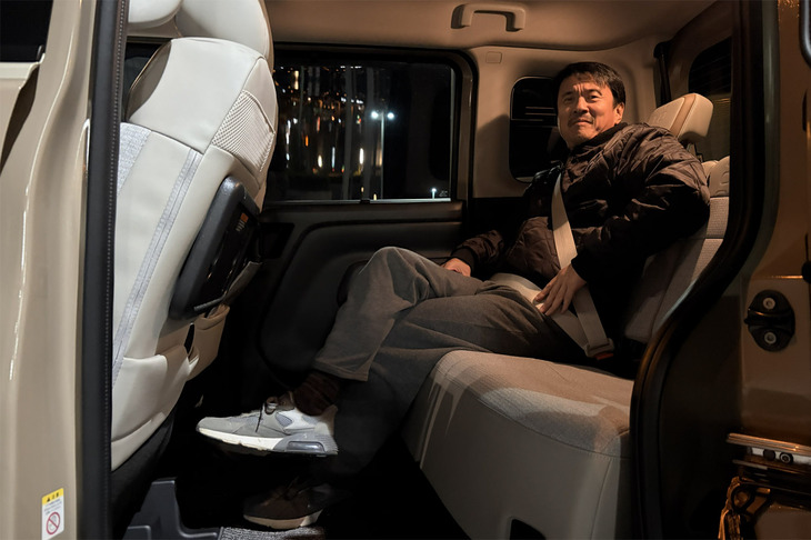 リアシートは最大で320mm前後にスライドが可能。最も後方にスライドさせると（写真）、足が組めるほど余裕のスペースが出現する。後席は走行中でも快適であった。