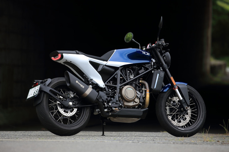 従来モデルはしっとりとした不安感のないハンドリングが特徴だったが、今回の改良でより自然なコーナリング特性を持つモデルとなった。