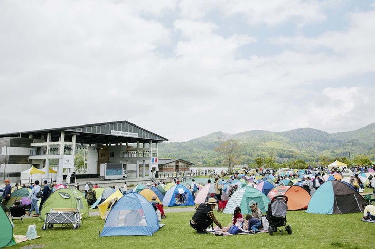 ステージ前は、催しをのんびり楽しもうとする参加者のテントであっという間に埋め尽くされた。このエリアには、飲食ブースも多数存在するので、ステージとグルメを満喫できる特等席でもある。