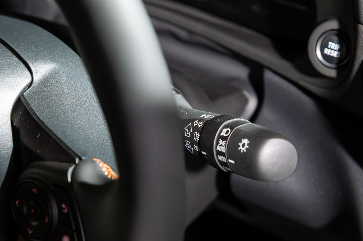 ウインカーレバーはソフトタッチ式から操作した先でいったん固定されるロック式に変わっている。