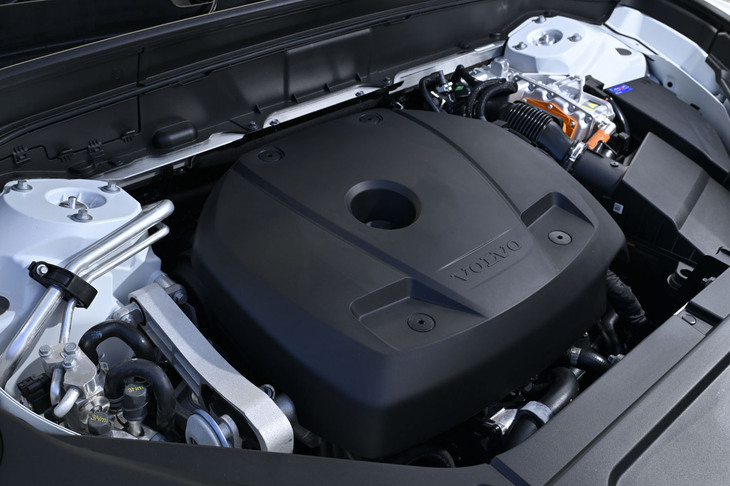 8段ATを介し前輪を駆動する2リッター直4ガソリンターボエンジンは、最高出力317PS/6000rpm、最大トルク400N・m/3000-5400rpmを発生する。