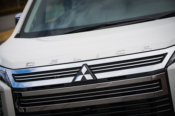 標準車のメッシュ形状とは異なり、「アーバンギア」ではT字カミソリのようなシャープなデザインのグリルを採用。こちらも押し出し感は十分。