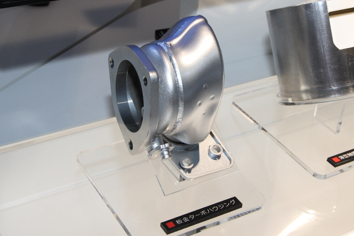 カルソニックカンセイが出展していた、開発中という板金製のターボハウジング。鋳物製と比べて軽量化につながるほか、排気システムの効率向上にも貢献するという。