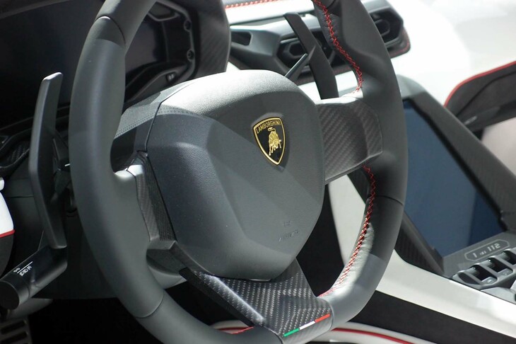 ランボルギーニ・カウンタックLPI800-4（ステアリングホイール）