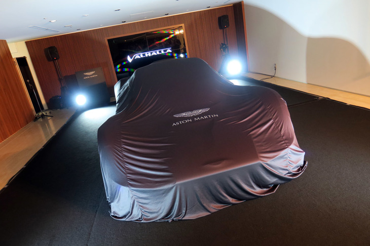 アンベールを待つ「アストンマーティン・ヴァルハラ」。