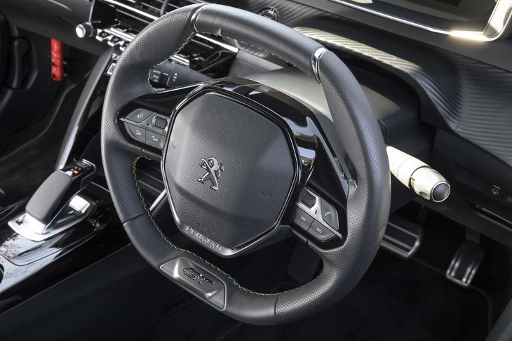 天地が平らになった小径ステアリングホイール。2スポークのデザインが採用されている。