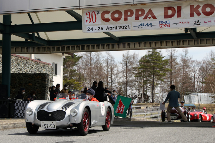 初日の午前10時、約226kmのコースに向かってカーナンバー（ゼッケン）順にスタート。カーナンバー6は1947年「ナルディ・ダネーゼ」。ステアリングホイールで有名なナルディが手がけたスポーツカーで、BMWの二輪用750cc空冷フラットツインを搭載。