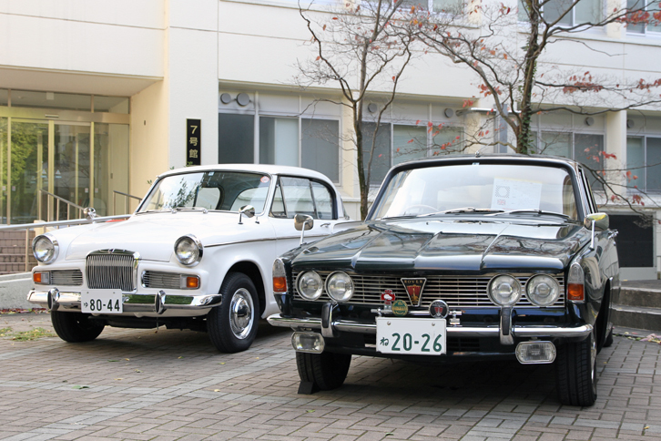 「ローバー2000SC」（右）と「サンビーム・レイピア」（左）。2台とも1960年代に作られた英国車だが、レイピアは50年代生まれなので、デザイン的には一世代古い。