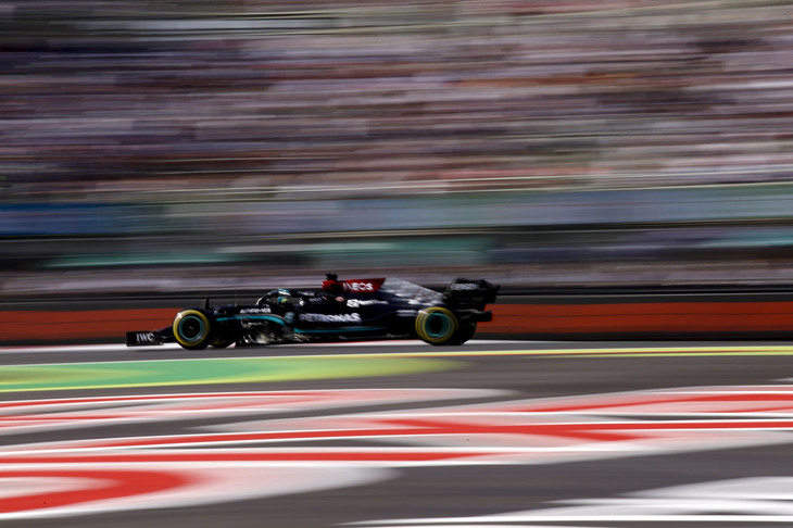 チームメイトのバルテリ・ボッタスとフロントローを分け合った予選2位のルイス・ハミルトン（写真）。フェルスタッペンらレッドブル勢を後ろに従えて迎えたレースでは、スタートでフェルスタッペンに出し抜かれてしまう。標高が高く空気が薄いメキシコのコースでは冷却も厳しくなり、前を取られると圧倒的に不利になる。ハミルトンはオーバーヒートという問題も抱えながらも、2位の座を狙うペレスからのプレッシャーに屈することなく2位のままフィニッシュ。「とにかく全力を出し切ったが、レッドブルは速かった」と負けを認めつつ、「バルテリ（ボッタス）はスタートでフェルスタッペンにスペースを与えてしまった」と、暗にチームメイトの失敗も指摘していた。（Photo=Mercedes）