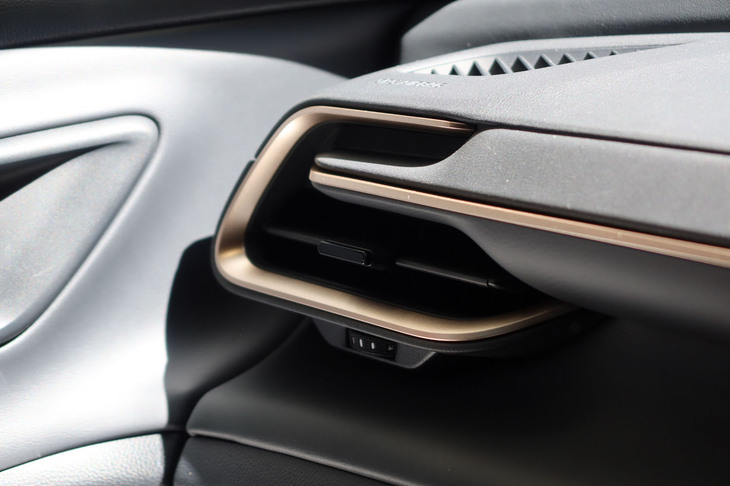 トヨタ・クラウン スポーツ（エアコン吹き出し口）