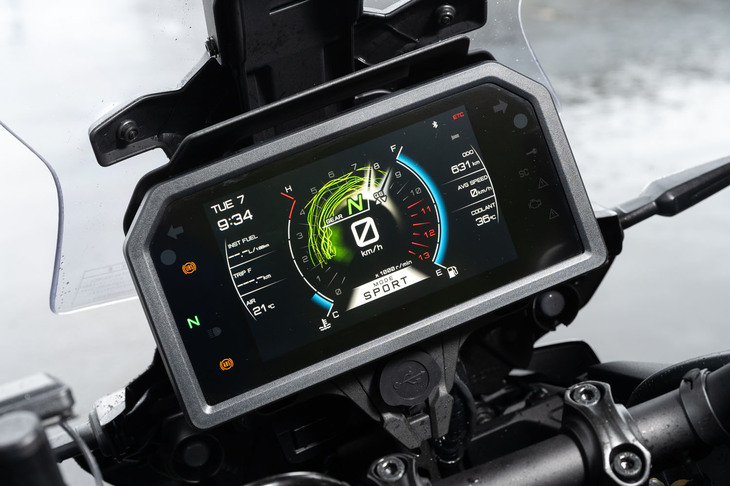 新たに採用された7インチのフルカラーTFTディスプレイ。専用のアプリが入ったスマートフォンをつなげば、ナビゲーションシステムの画面を映すことも可能だ。