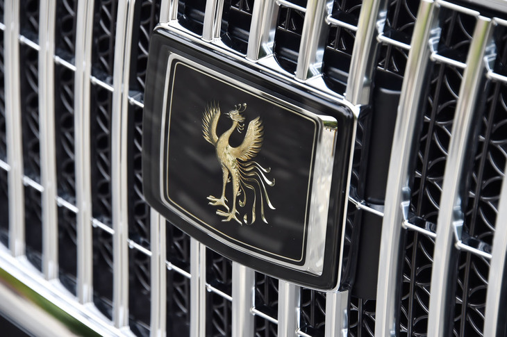 「センチュリー」の象徴たる鳳凰エンブレム。フロントグリルのもの（写真）は、ひとつずつ職人の手彫りで製作されている。