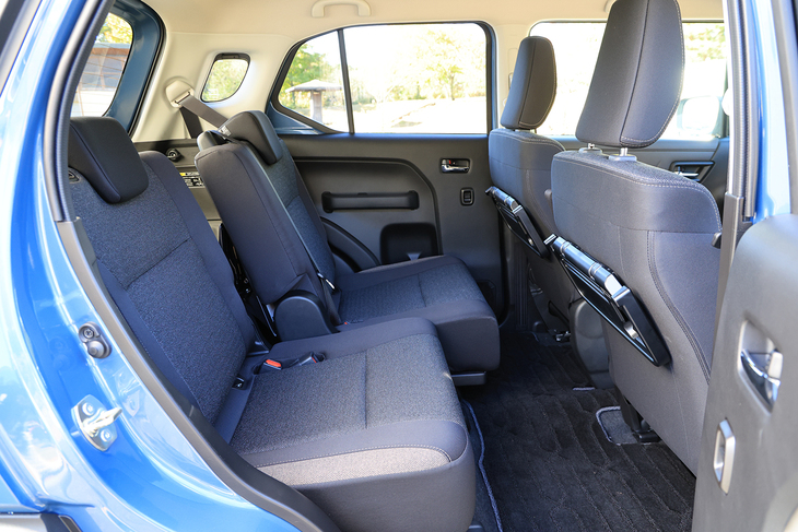 後席は50：50分割式で前後165mmのスライド調整機構を搭載。定員の5人が乗るには左右をそろえる必要がある。