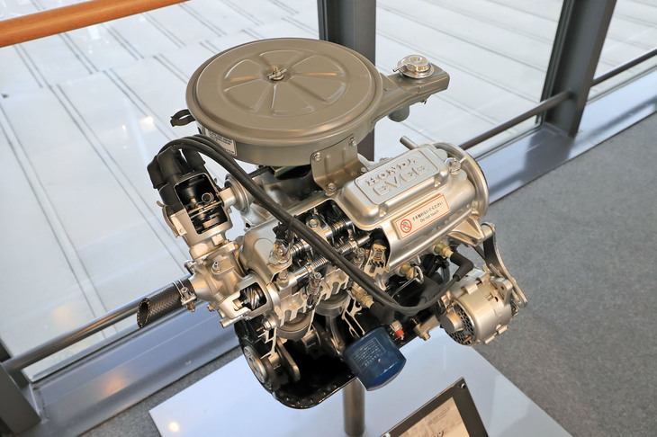 厳しい排ガス規制をクリアする“低公害エンジン”として、世界中を驚かせたCVCCエンジン。副燃焼室で生じさせた火種をシリンダー内に伝播（でんぱ）させることで、希薄燃焼を実現。クリーンな排ガスに加え、低燃費も特徴だった。