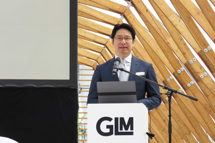 発表会においてスピーチを行うGLMの小間裕康代表取締役社長。2019年発売予定の「G4」については、価格は4000万円で、国内外で1000台の販売を予定しているという。