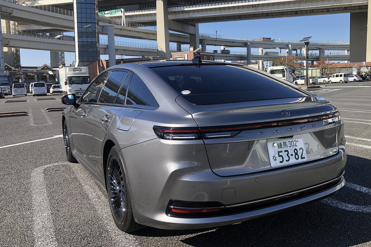 スタイリッシュなファストバックスタイルが特徴となる「クラウン セダン」。トランクは独立しており、ハイブリッド車の容量は450リッターで、ゴルフバッグを3つ収納できる。