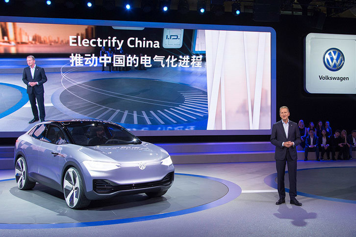 2017年の上海モーターショーにおけるフォルクスワーゲンのプレスカンファレンスの様子。ステージ上のモデルは電気自動車のコンセプトカー「I.D.CROZZ（クロス）」である。