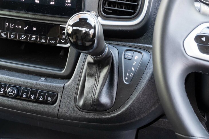 シフトセレクターは「D」から左に倒すとマニュアル変速が可能（シフトパドルはない）。レバー基部右側にはドライブモードセレクターが備わっている。モードは「ノーマル」「エコ」「パワー」の3種類。
	 